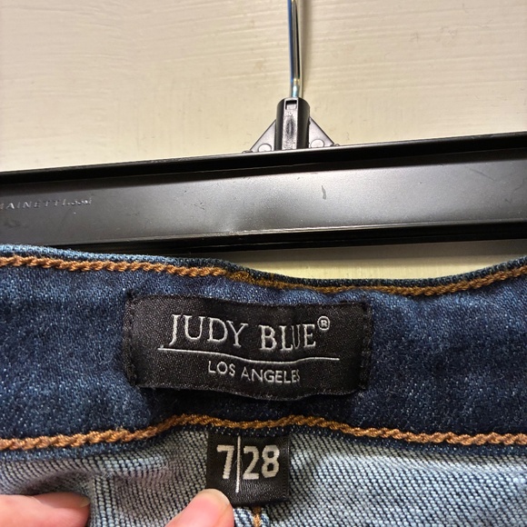 Judy Blue cropped jeans - Picture 2 of 5